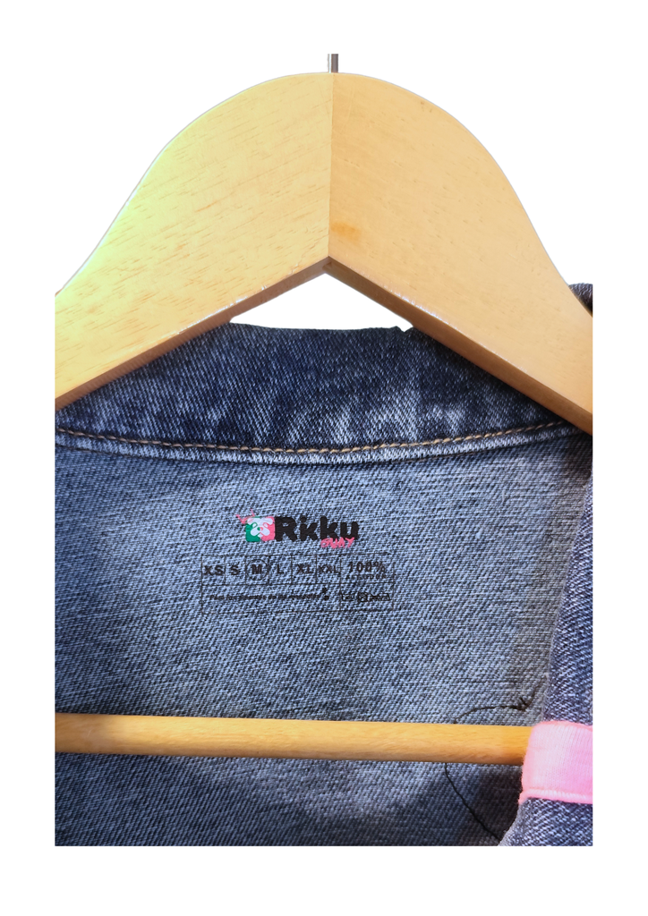 Rikku Guay, Chaqueta Cazadora de denim Manga Corta.